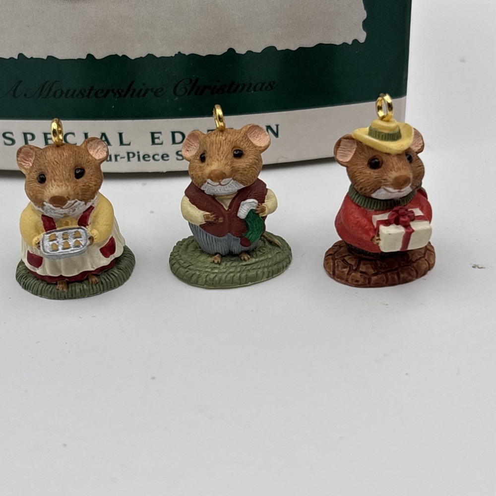 1995 HALLMARK MINI‎ ORNAMENTS A MOUSTERSHIRE CHRISTMAS W/DISPLAY SET OF 4 BOX - Picture 4 of 5
